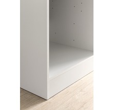 Detailansicht eines weißen Regals auf einem hellen Holzboden.