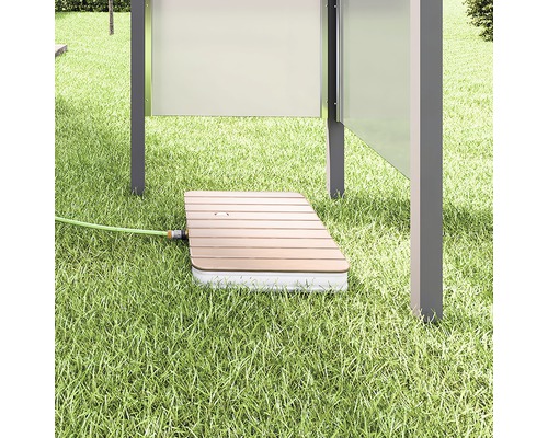 Versenkregnerbox im Rasen mit angeschlossenem Gartenschlauch