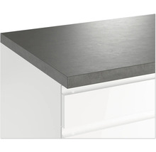 Küchenarbeitsplatte auf weißem Unterschrank