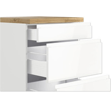 Kommode mit weißen Schubladen und Holzplatte