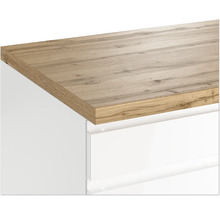 Arbeitsplatte mit Holzstruktur auf einem weißen Unterschrank