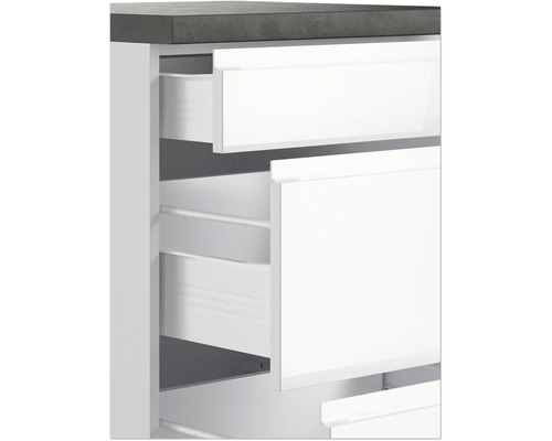 Badezimmermöbel mit offenen Schubladen