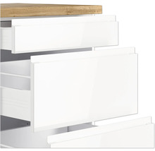 Detailansicht eines Schranks mit offenen Schubladen.