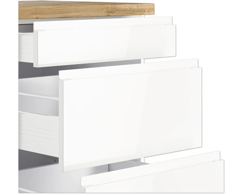 Detailansicht eines Schranks mit offenen Schubladen.