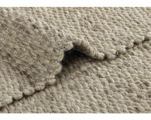 Nahaufnahme eines gefalteten Teppichs aus Naturfasern