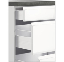 Detailaufnahme eines weißen Badezimmerschranks mit offenen Schubladen und grauer Arbeitsplatte