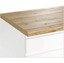 Detailaufnahme einer Arbeitsplatte aus Holz auf einem weißen Möbelstück