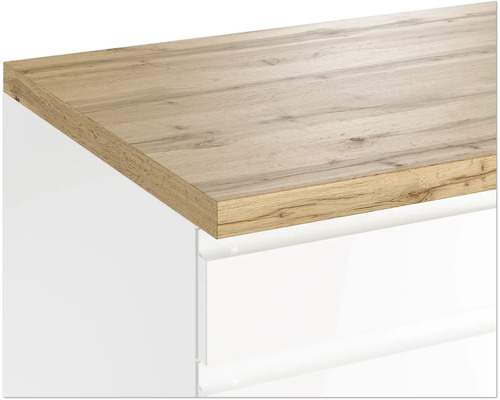 Arbeitsplatte mit Holzstruktur auf weißem Untergrund