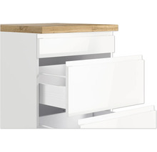 Kommode mit offenen Schubladen