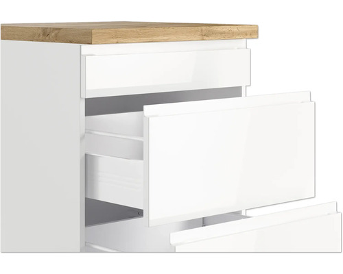 Kommode mit offenen Schubladen