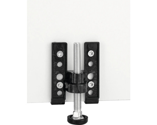 Schrankfuß mit Stellschraube zur Höhenverstellung an einem Möbelstück