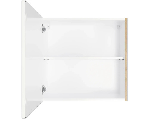 Innenansicht eines offenen Badschranks mit Fachboden