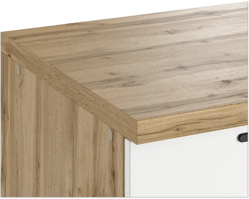 Detailaufnahme eines Möbelstücks mit Holzoberfläche