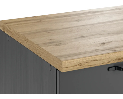 Detailaufnahme einer Kommode mit Holzoberfläche und Schublade