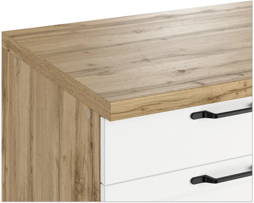 Detailaufnahme eines Kommodenmöbels mit Holzoberfläche und Schubladen mit Griffen