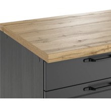 Detailansicht eines Kommodenmöbels mit Schubladen und einer Holzplatte