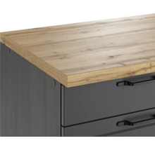 Detailansicht eines Kommodenmöbels mit Schubladen und einer Tischplatte in Holzoptik