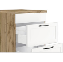 Kommode mit offenen Schubladen und Griffen