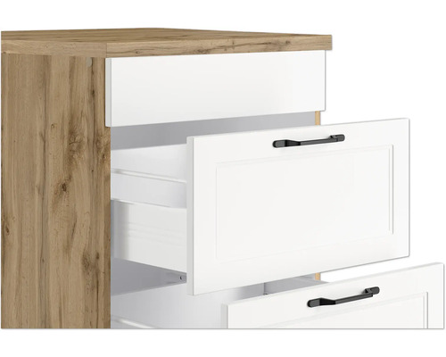 Kommode mit offenen Schubladen und Griffen