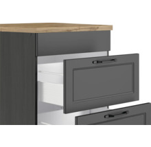 Schrank mit offenen Schubladen