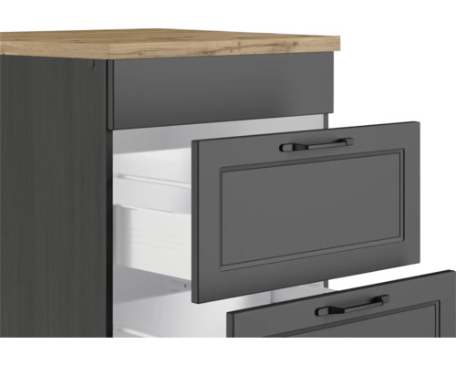 Schrank mit offenen Schubladen