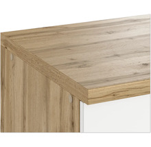 Detailansicht einer Möbeloberfläche in Holzoptik