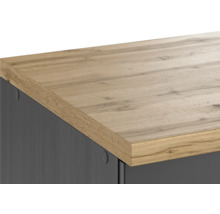 Detailansicht einer Arbeitsplatte in Holzoptik