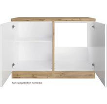 Offener weißer Schrank mit Holzakzenten