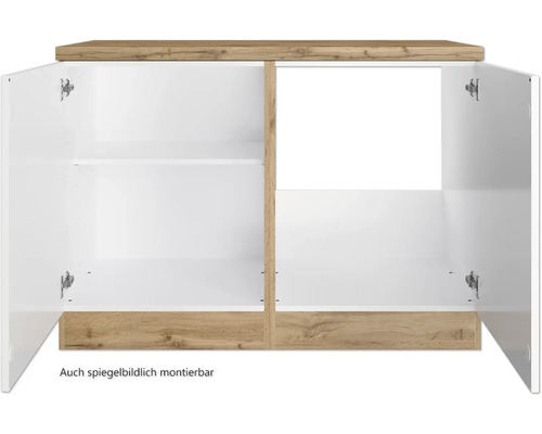 Offener weißer Schrank mit Holzakzenten