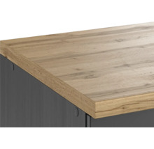 Detailansicht einer Arbeitsplatte mit Holzoptik auf einem grauen Unterschrank