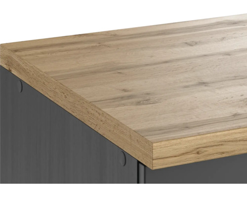 Detailansicht einer Arbeitsplatte mit Holzoptik auf einem grauen Unterschrank