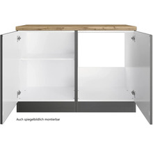 Offener Küchenschrank mit Regalböden und Holzplatte