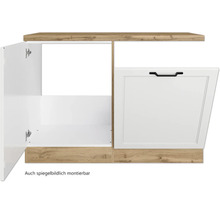 Küchenunterschrank mit einer offenen und einer geschlossenen Tür