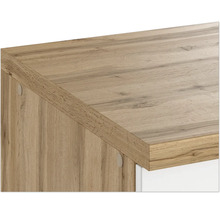 Detailansicht einer Holzkommode mit Holzstruktur