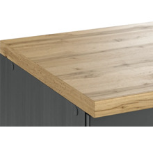 Detailansicht einer Arbeitsplatte mit Holzstruktur auf einem Unterschrank