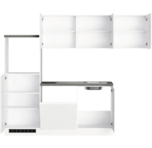 Küchenzeile mit Spüle und offenen Schränken