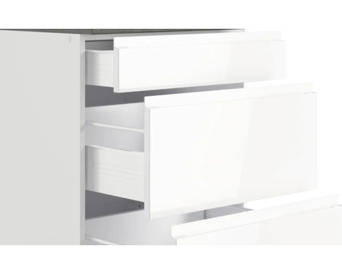 Weißer Schubladenschrank mit offenen Schubladen