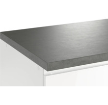 Küchenarbeitsplatte auf weißen Küchenschränken