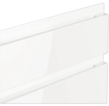 Detailansicht eines weißen Möbelstücks mit glänzender Oberfläche