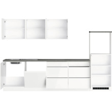 Küchenzeile mit Spüle, Schränken und Regalen