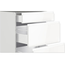 Weißer Badezimmerschrank mit offenen Schubladen