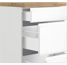 Kommode mit offenen weißen Schubladen und Holzplatte