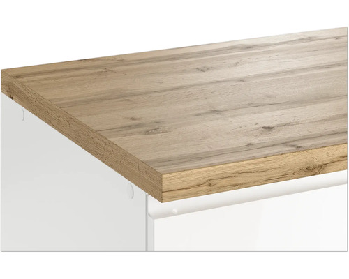 Arbeitsplatte aus Holz auf weißem Unterbau