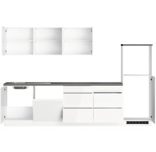 Küchenzeile mit Spüle, Schubladen und offenen Schränken