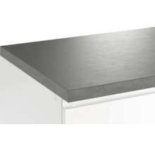 Küchenarbeitsplatte in Betonoptik auf weißem Unterschrank