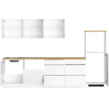 Küchenzeile mit Spüle, Schubladen und Schränken