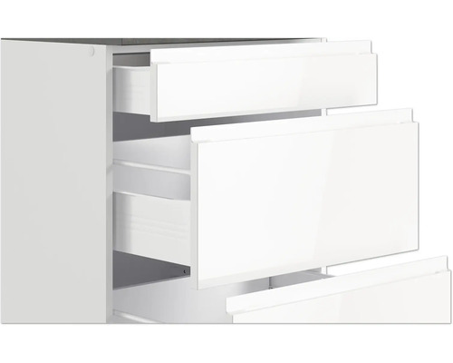 Weißer Badezimmerschrank mit offenen Schubladen