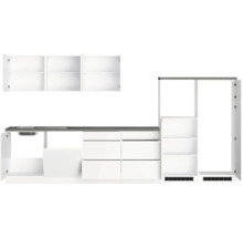 Küchenzeile mit Spüle, Schubladen, Schränken und Regalen