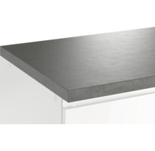 Küchenarbeitsplatte in Betonoptik auf weißem Unterschrank