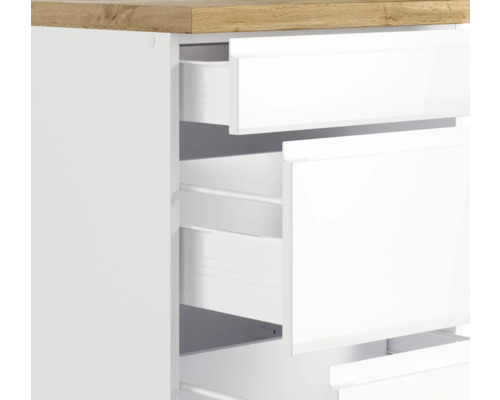 Kommode mit offenen weißen Schubladen und hölzerner Oberseite